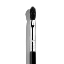 Load image into Gallery viewer, Sigma Beauty - E47 Shader - Crease Brush - Classic
